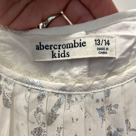 ✨ Abercrombie Kids ✨ Girls White Pleated Tank Top Cami Silver Foil Design 13/14 - Picture 5 of 8